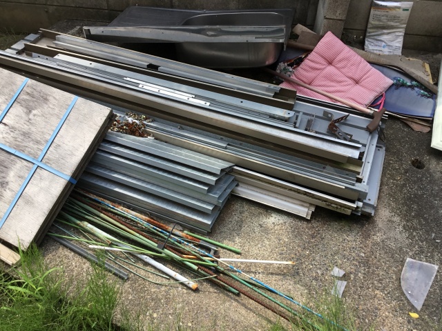 金属製物置　解体　スクラップ
