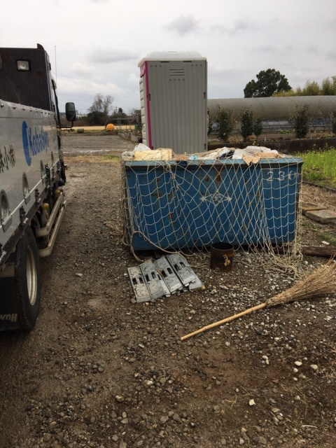 工事現場に設置した廃棄物用鉄箱撤去