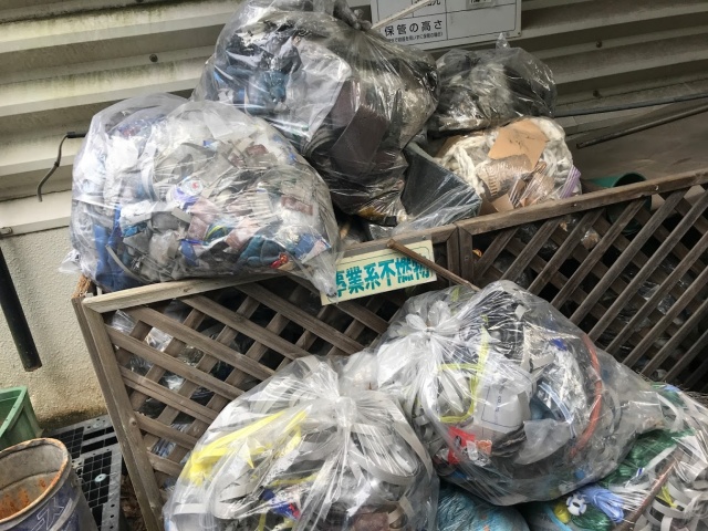 金属加工会社から排出された廃プラスチック類