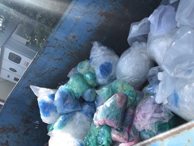 クリーニング店より排出される廃プラスチック類の引き取り